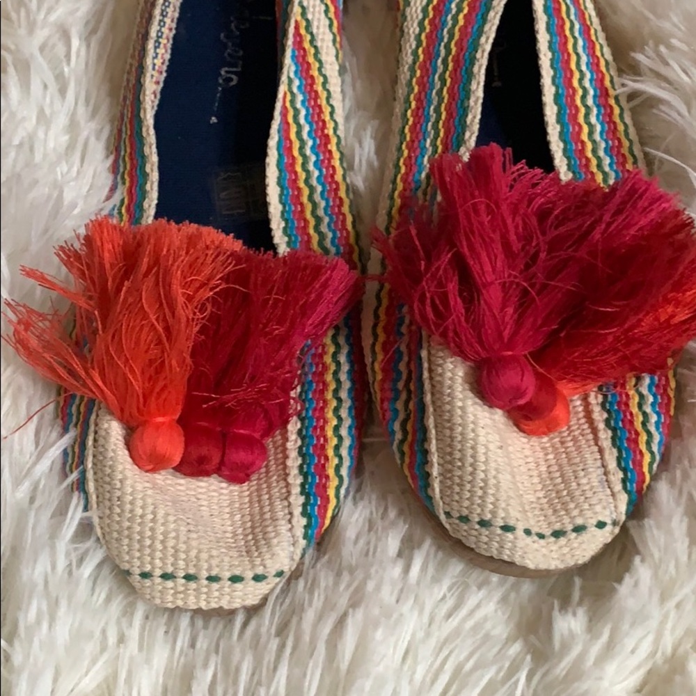 NWT Casa deVera Pom Pom canvas sandal